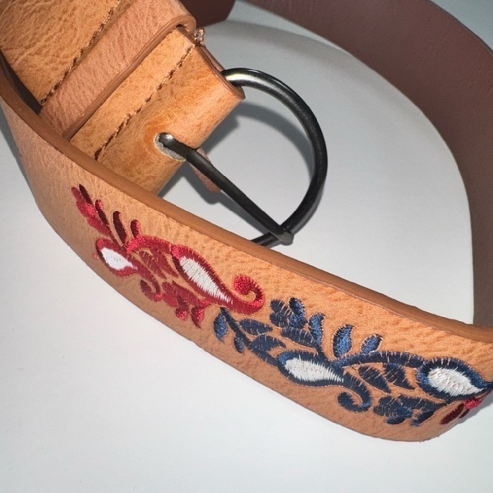 🌷 Red, White and Blue Paisley Embroidered Belt - Size 9
